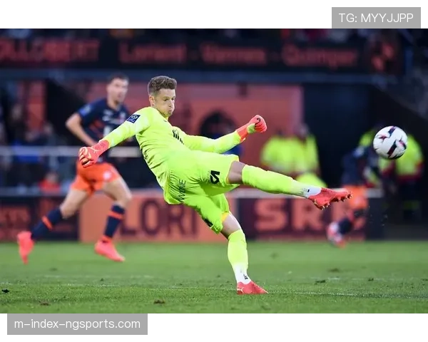 霍诺拉特锋线支点作用关键，门兴进攻体系依赖其背身拿球